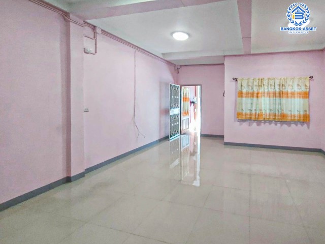 ทาวน์เฮ้าส์มือสองย่านนนทบุรี ม.ศุธาวัลย์ บางกรวย-ไทรน้อย เนื้อที่ 17.6 ตร.ว. ฟังก์ชัน 3 ห้องนอน 1 ห้องน้ำ 1 ที่จอดรถ บนทำเลเยี่ยม เชื่อมต่อถ.ราชพฤกษ์ ถ.กาญจนาภิเษก และถ.รัตนาธิเบศร์ เพียง 3 นาทีถึง MRT "สถานีบางพลู" ใกล้จุดขึ้นทางด่วน "กาญจนาภิเษก"